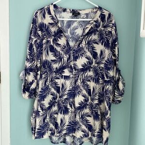 Women’s 1X Jones and Co White and Blue Tropical Print Blouse